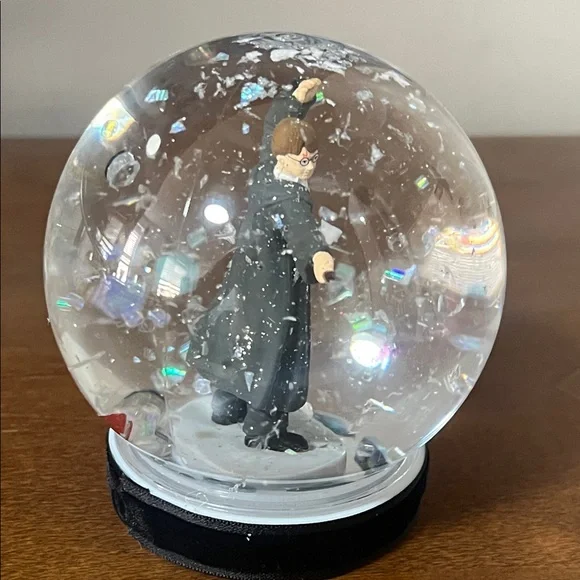 HARRY POTTER Wizard Snow Globe - Picture 5 of 11